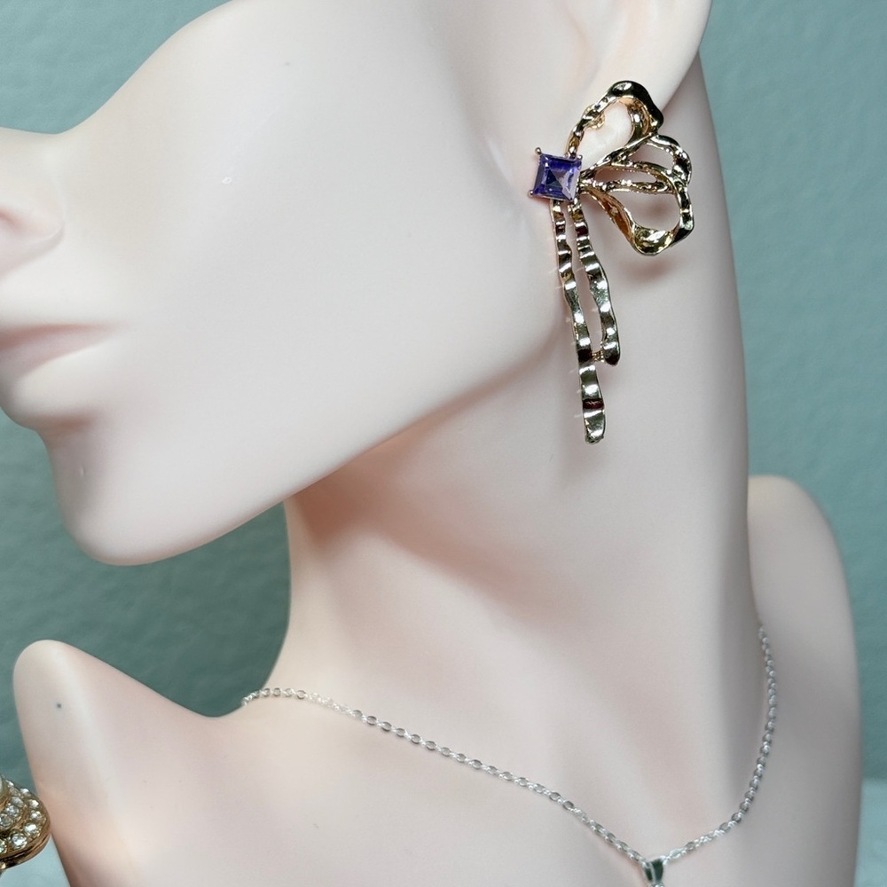 โ๏ธ Elegant Gold Bow Earrings With Purple Crystal ๐ - Picture 4 of 9